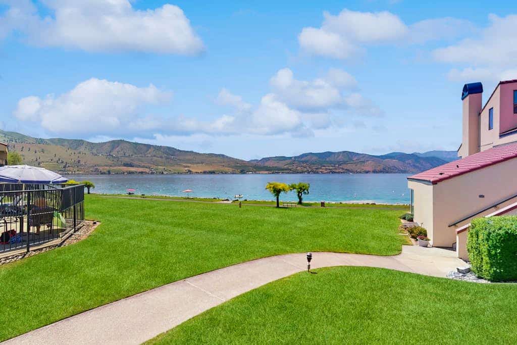Charming Lakefront Condo with a Shared Pool and Hot Tub, Dock, and Free WiFi