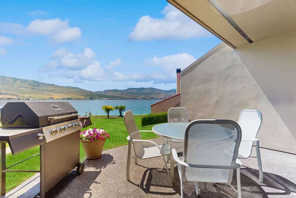 Charming Lakefront Condo with a Shared Pool and Hot Tub, Dock, and Free WiFi
