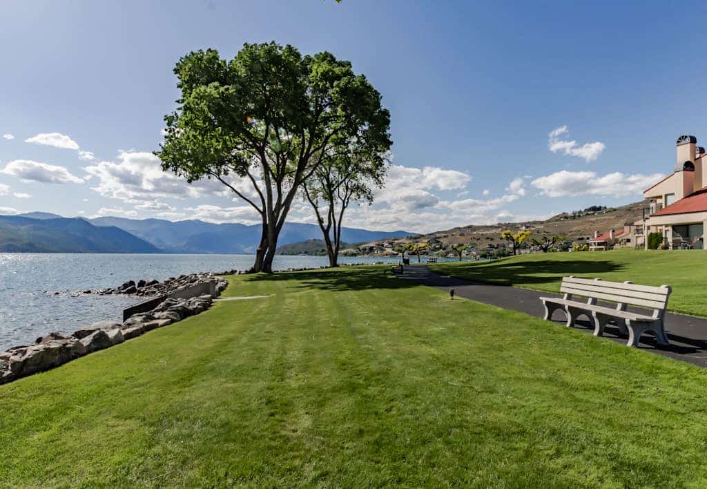 Lovely Lakefront Condo with Shared Pool, Hot Tub, Dock, & Tennis Courts