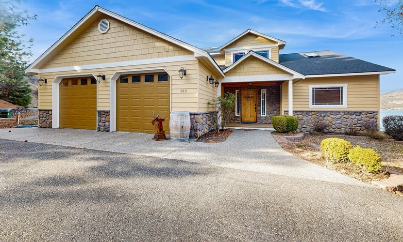 Lake view home with a great deck - walking distance to wineries