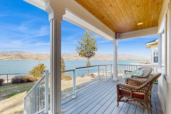 Lake view home with a great deck - walking distance to wineries
