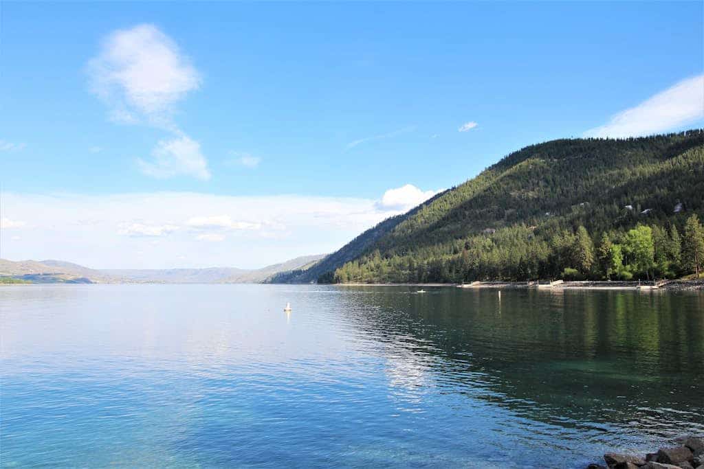 Lake view home with a great deck - walking distance to wineries