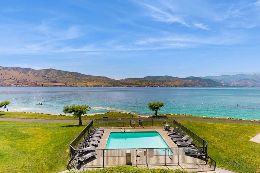 Lakefront, two-bedroom condo + loft w/ shared pool & hot tub and high-speed WiFi