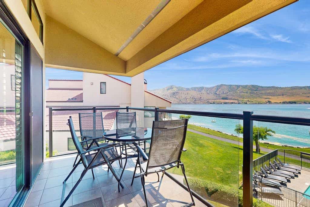 Lakefront, two-bedroom condo + loft w/ shared pool & hot tub and high-speed WiFi
