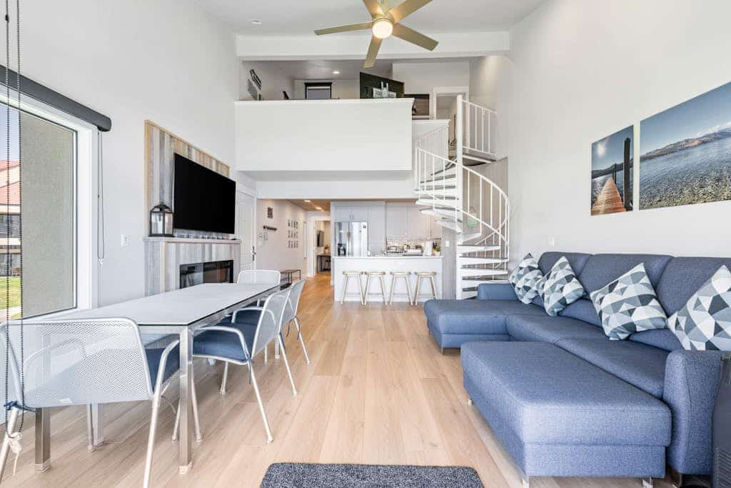 Waterfront Condo w/ Huge Lake View, Private Buoy & Shared Pools, Tennis, Docks