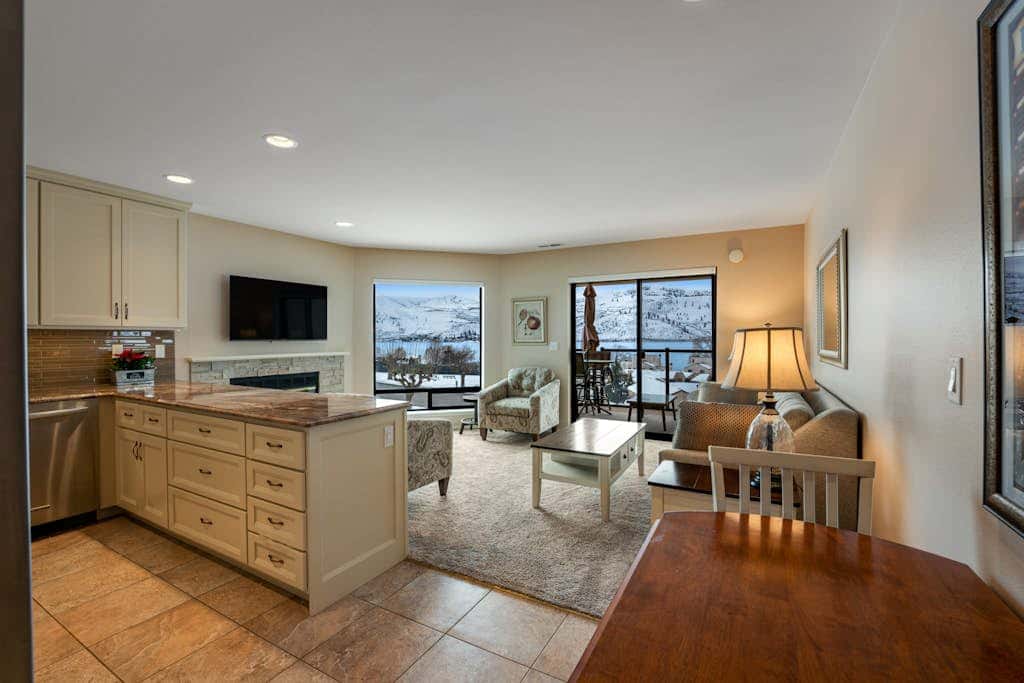 Lake Chelan Shores Chelan Beauty 18-7