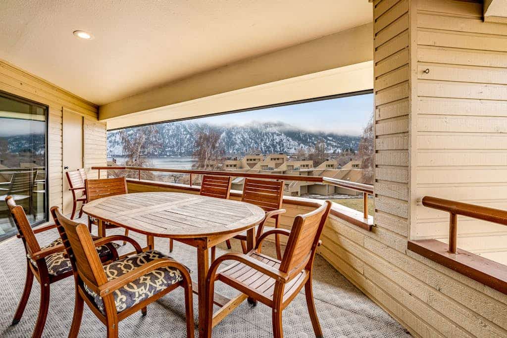 Fully renovated townhome with private hot tub, deck, shared pool, & fast WiFi