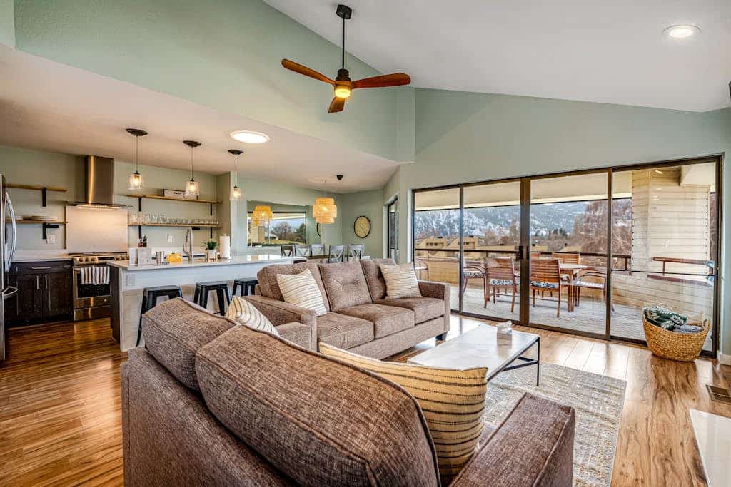 Fully renovated townhome with private hot tub, deck, shared pool, & fast WiFi