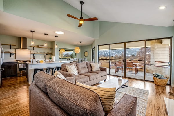 Fully renovated townhome with private hot tub, deck, shared pool, & fast WiFi