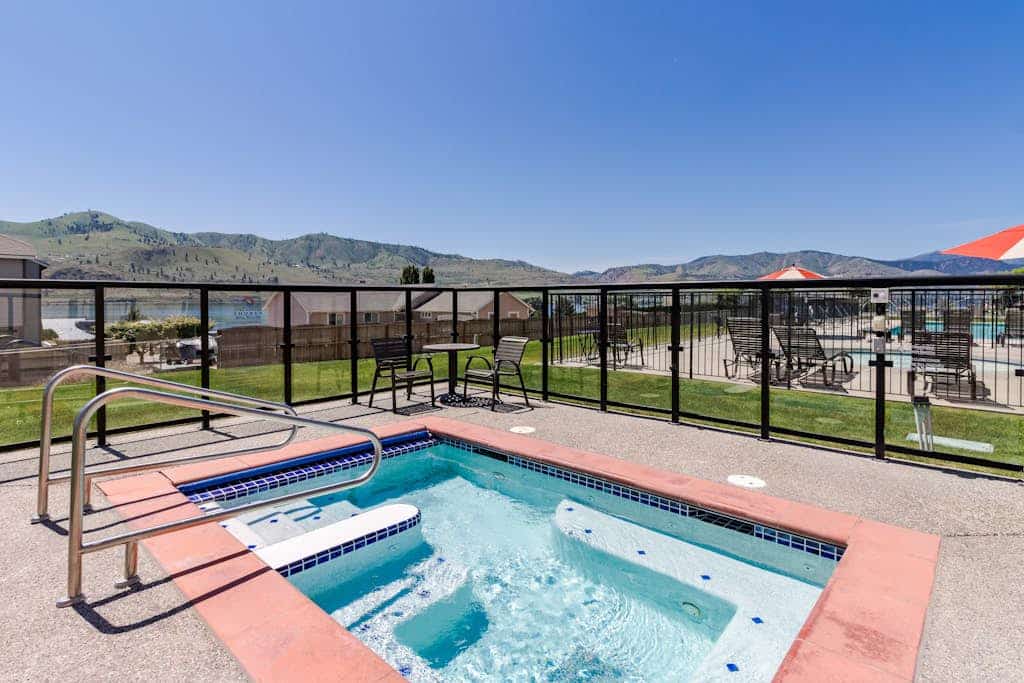 Charming Retreat W/ Short Walk to Lake, Shared Pool/Hot Tub, & Large Balcony