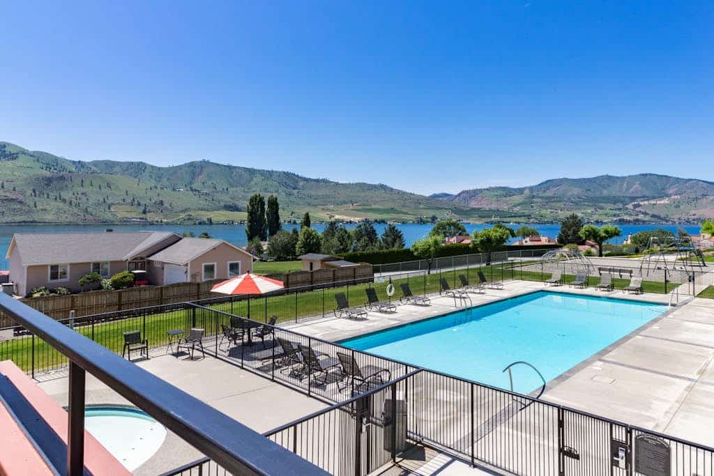 Charming Retreat W/ Short Walk to Lake, Shared Pool/Hot Tub, & Large Balcony