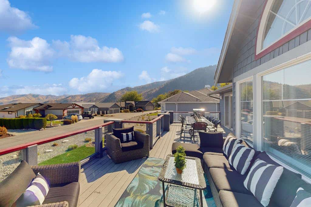 Modern & Spacious Home Near Lake Chelan with Private Hot Tub, Shared Pool
