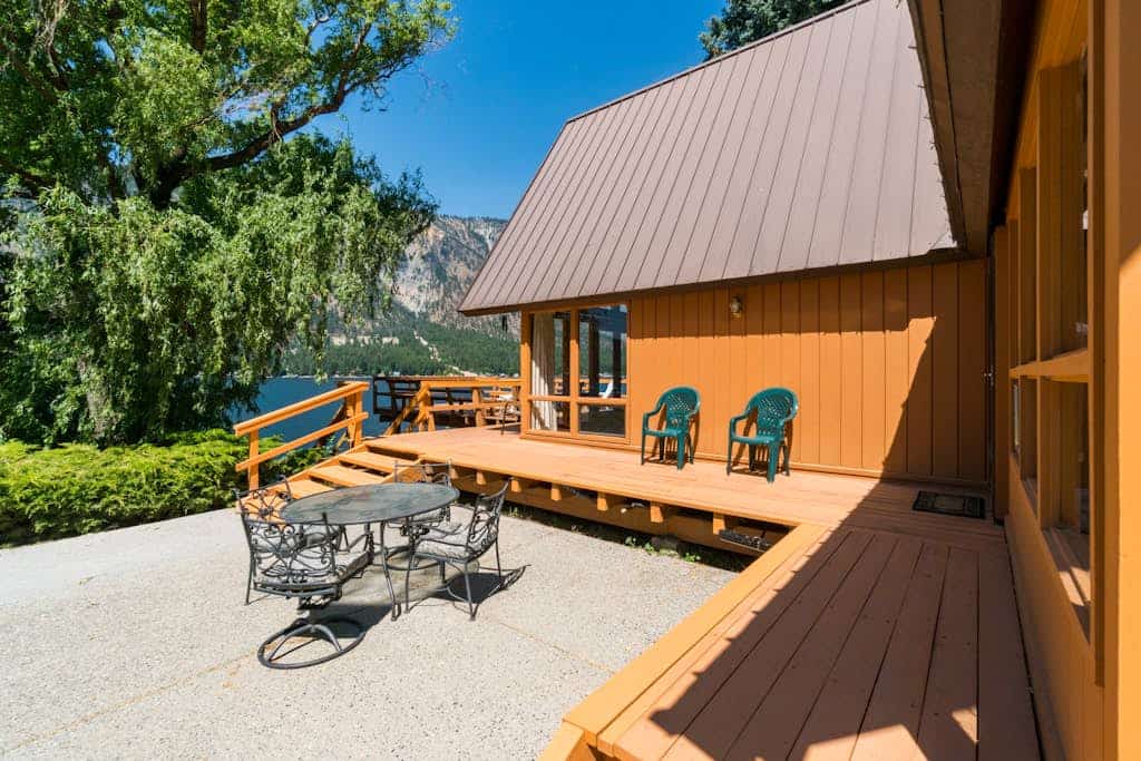 Amazing lakefront home with 140-feet of waterfront, WiFi, & enclosed yard
