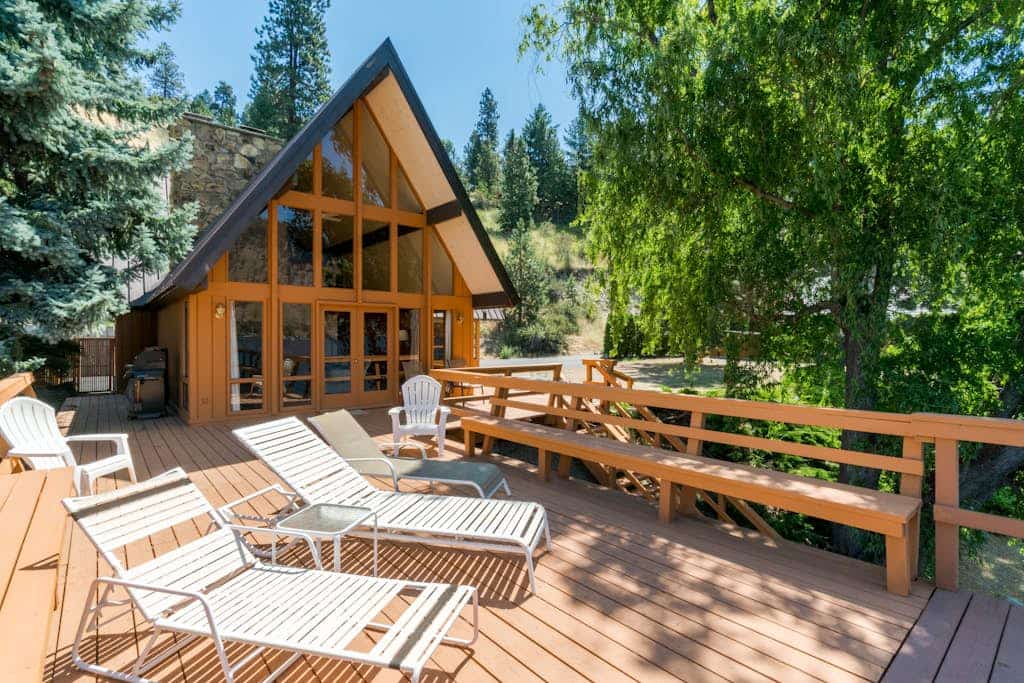 Amazing lakefront home with 140-feet of waterfront, WiFi, & enclosed yard