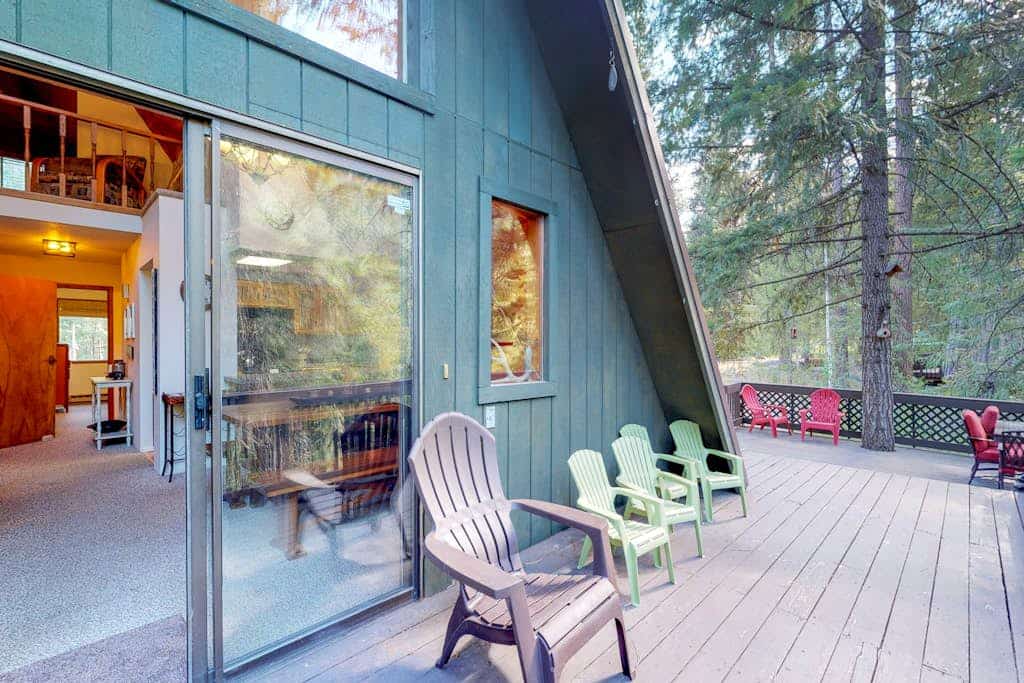 Spacious riverfront home near Leavenworth with beach - dog-friendly
