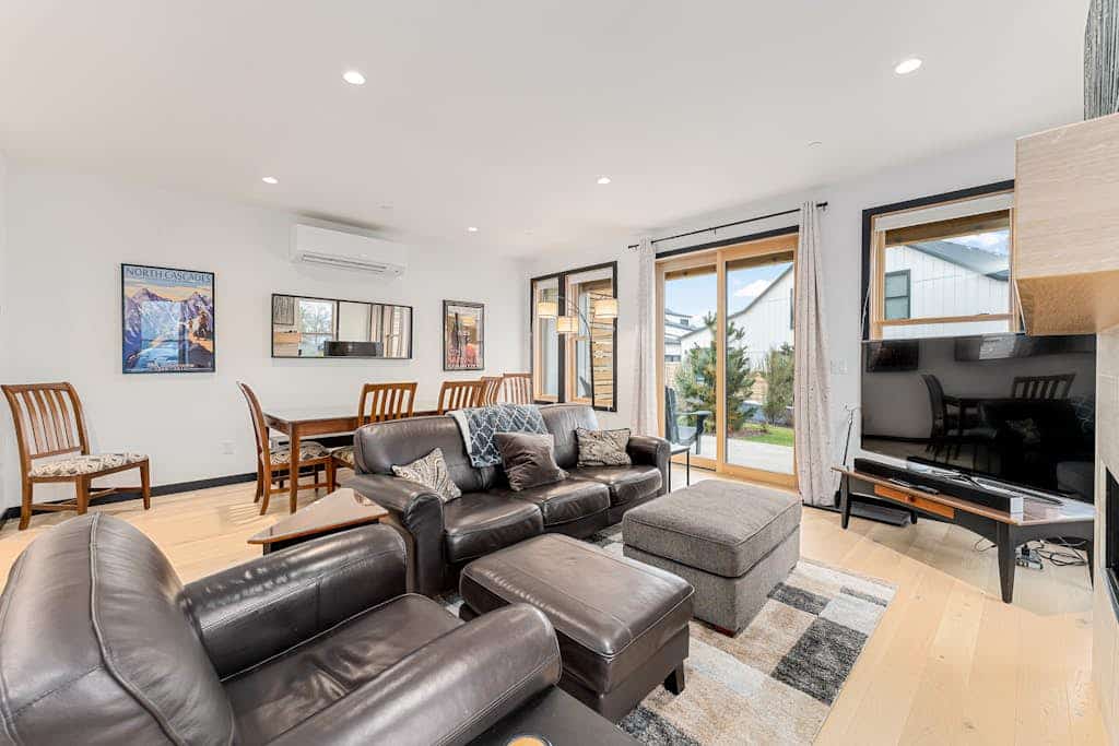 Modern, view-worthy townhome with grill, W/D, shared pools & rental kayaks