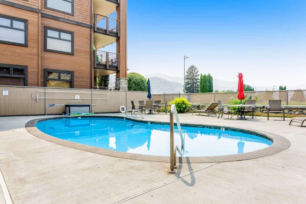 Lovely Studio Steps From Lake Chelan w/Shared Pool, Free WiFi, Central AC, Patio
