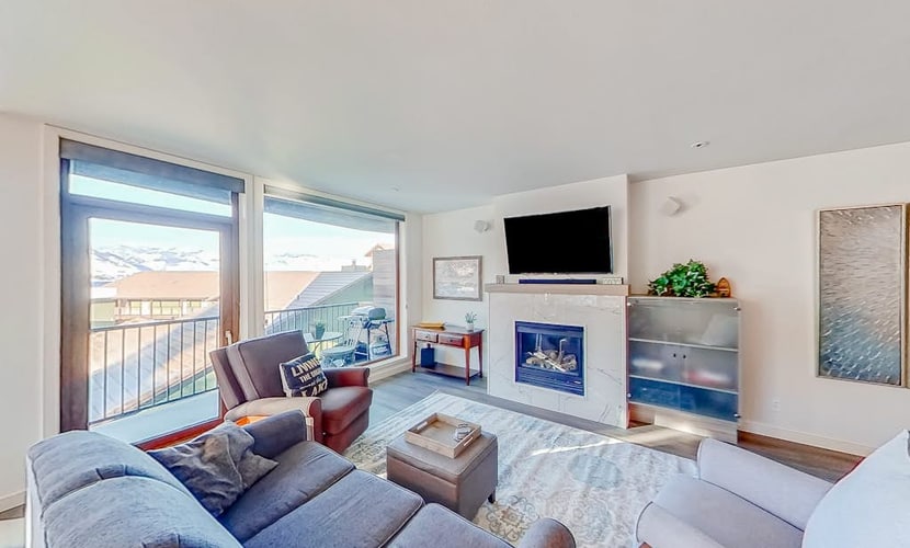 2nd-floor condo with heated pool, hot tub, balcony, fireplace, mtn views, & W/D