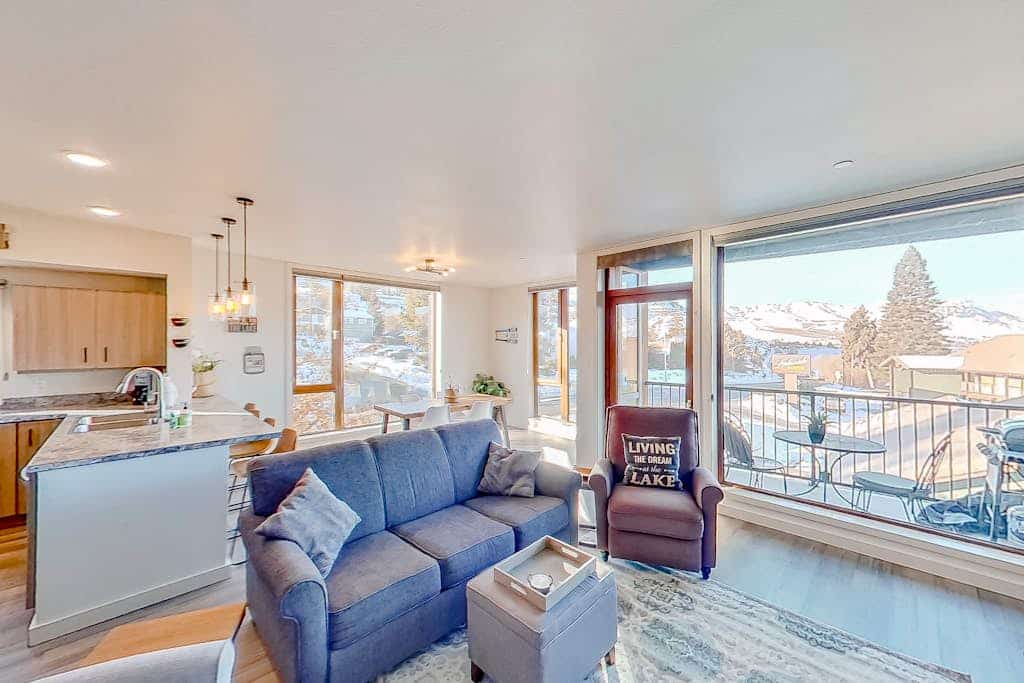 2nd-floor condo with heated pool, hot tub, balcony, fireplace, mtn views, & W/D
