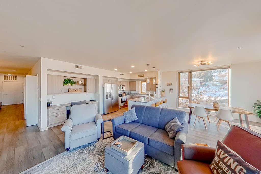 2nd-floor condo with heated pool, hot tub, balcony, fireplace, mtn views, & W/D