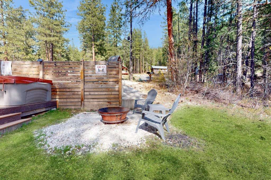 Cozy Mountain Hideaway near Leavenworth & Steven’s Pass Ski Resort with hot tub