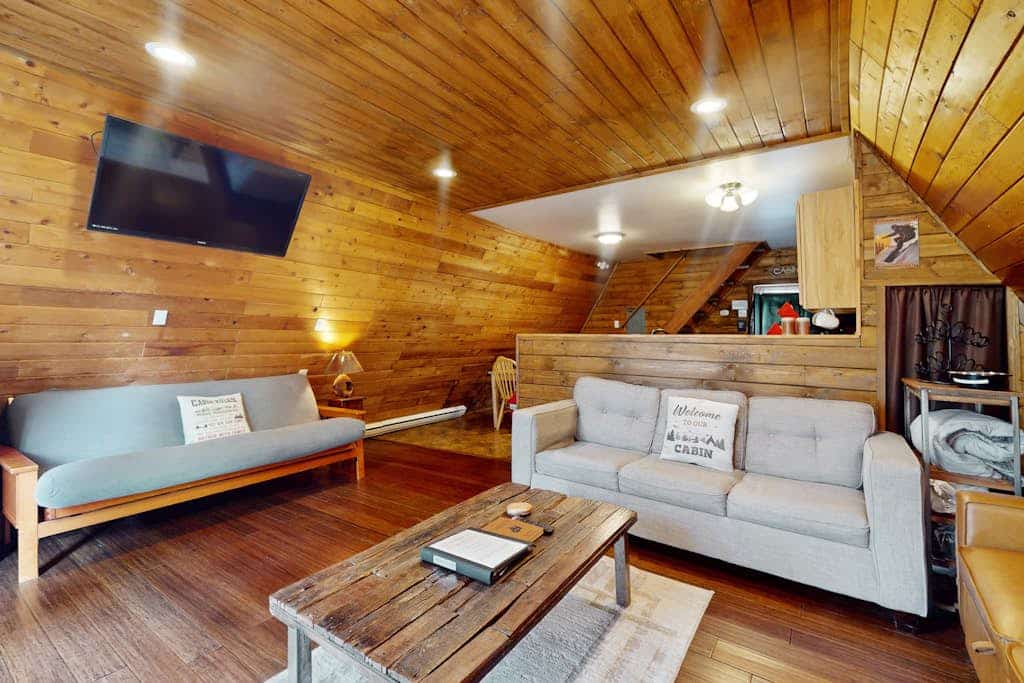 Cozy Mountain Hideaway near Leavenworth & Steven’s Pass Ski Resort with hot tub