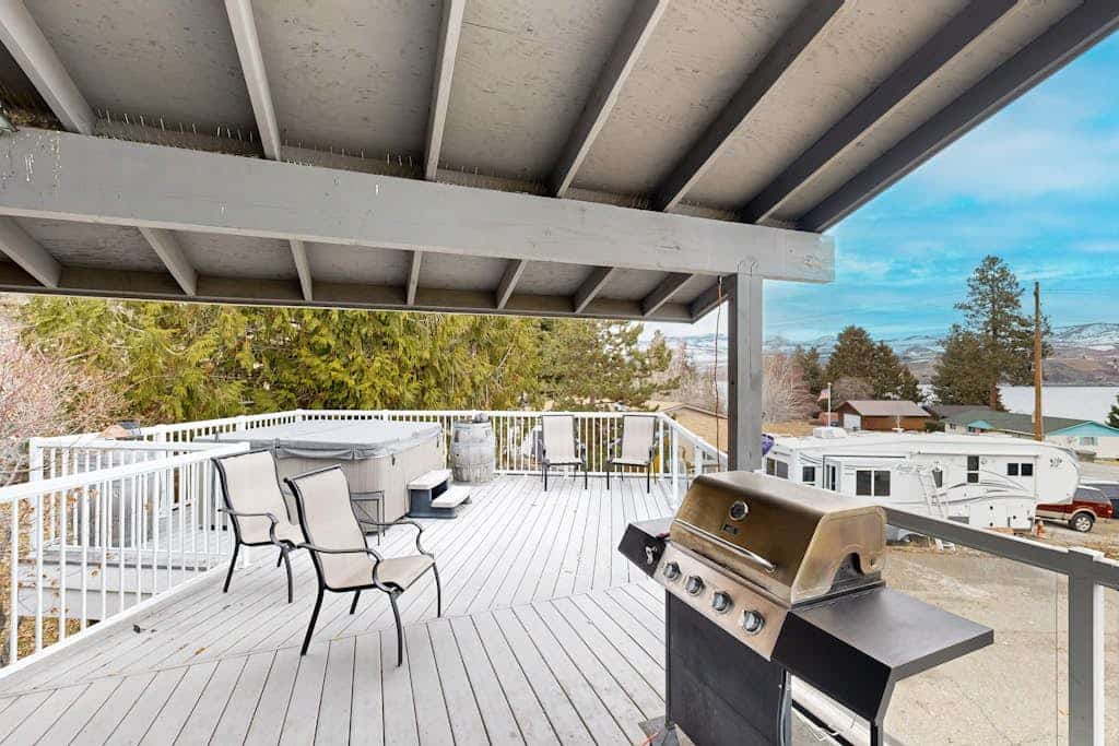 Lake View Home, Big Deck w/ Private Hot Tub & Gas Grill - Close to Wineries