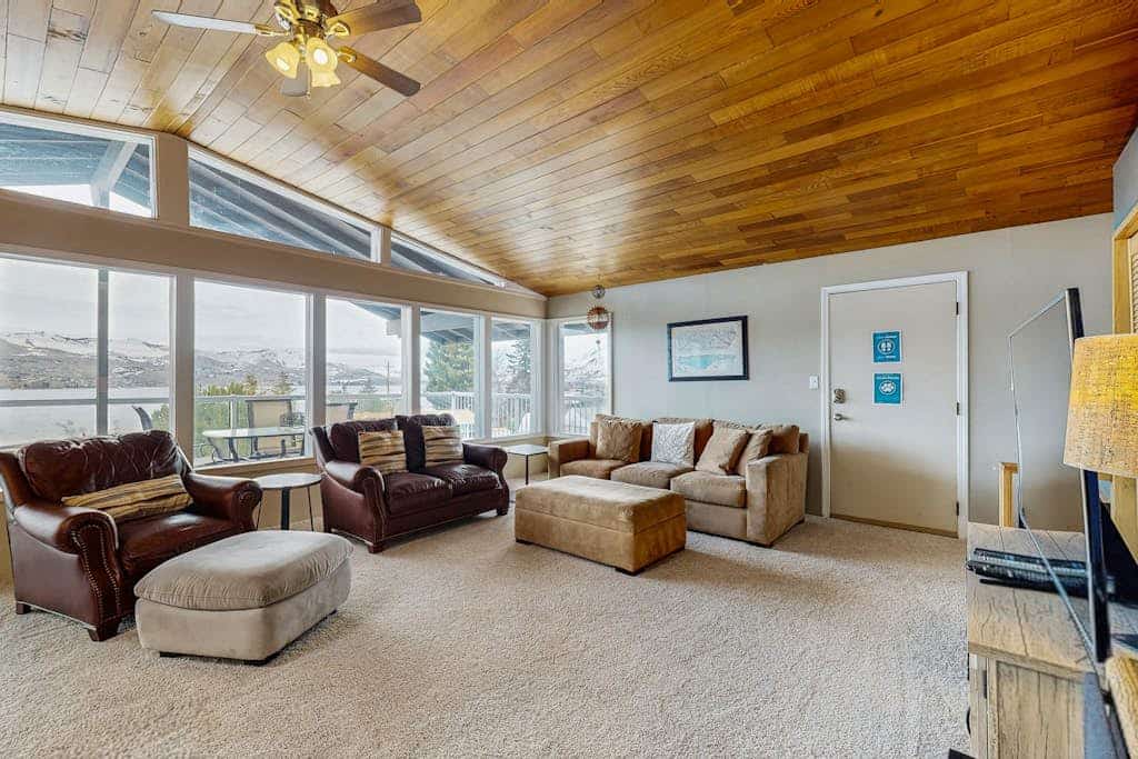 Lake View Home, Big Deck w/ Private Hot Tub & Gas Grill - Close to Wineries