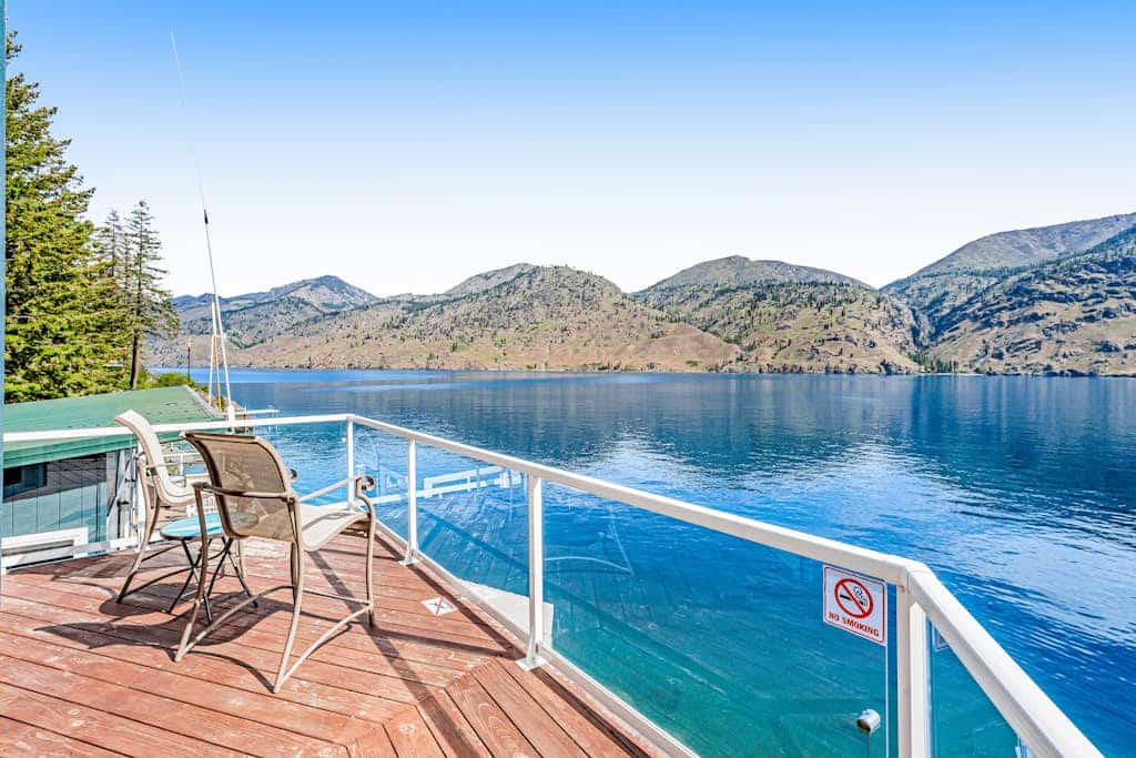 Modern Lake Chelan cottage & bunk house with dock & hot tub
