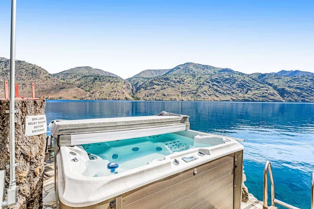 Modern Lake Chelan cottage & bunk house with dock & hot tub