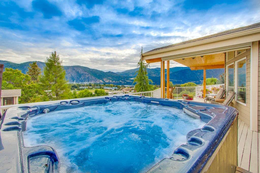 Contemporary Family Home with Private Pool, Hot Tub, Free WiFi, and Fireplace