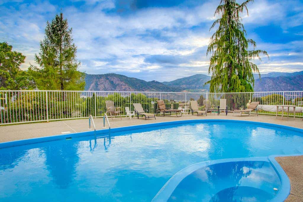 Contemporary Family Home with Private Pool, Hot Tub, Free WiFi, and Fireplace