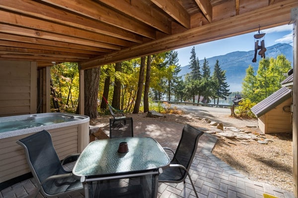 Lake & forest-view chalet with private hot tub - dog-friendly