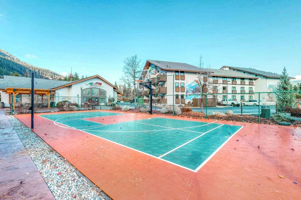 Ground-floor studio w/ patio, shared pools & hot tub - near downtown