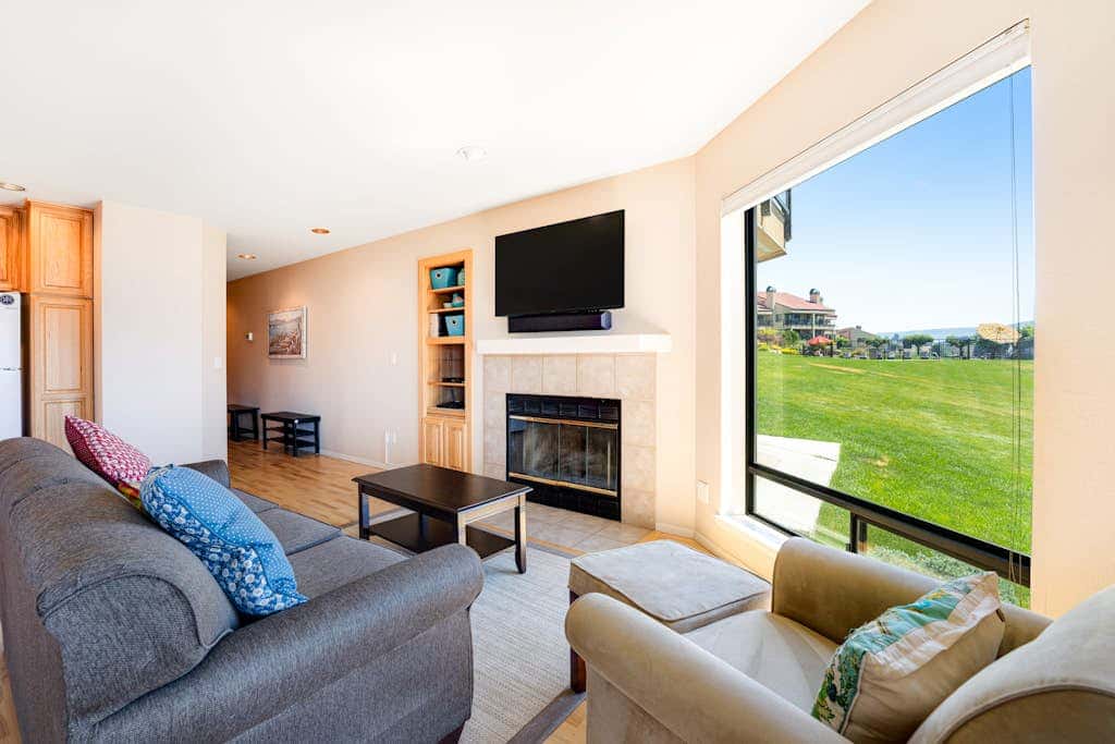 Lake Chelan Shores - Sunny by the Lake 18-4