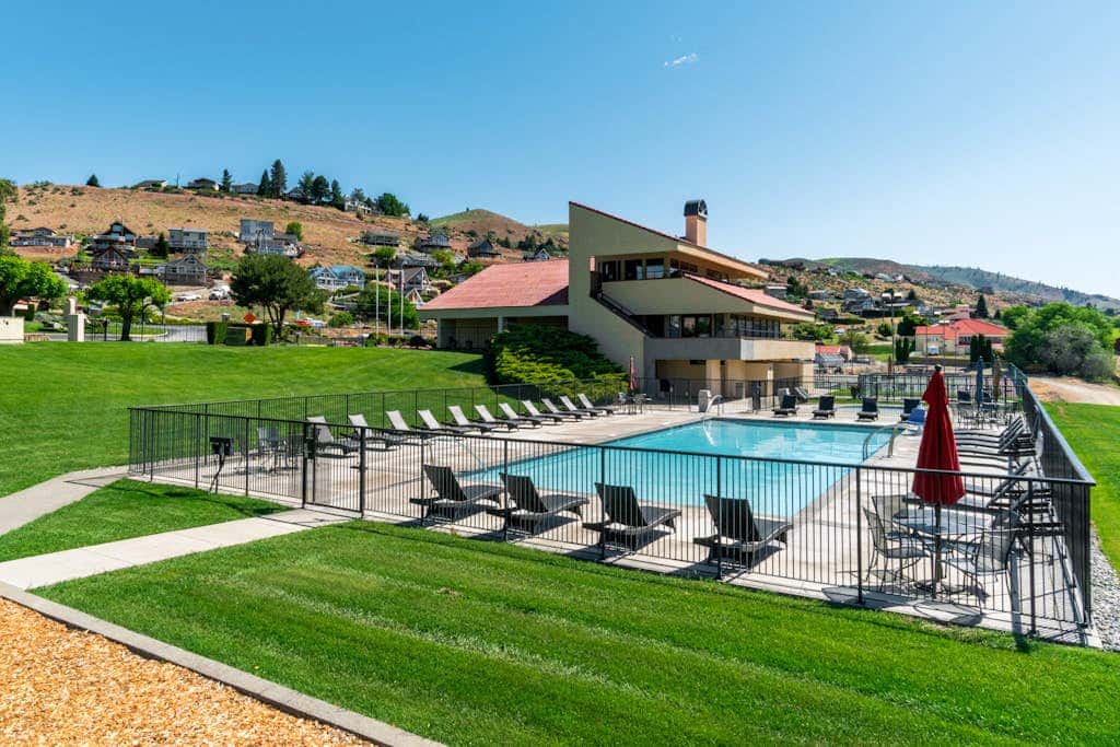 Lake Chelan Shores - Sunny by the Lake 18-4