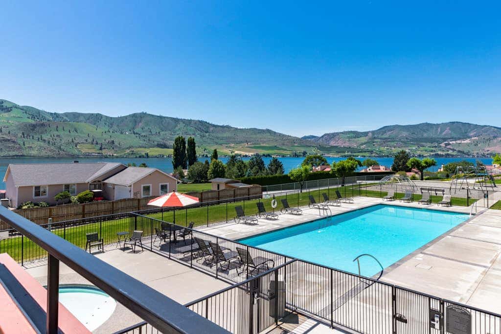 Lake Chelan Shores - Sunny by the Lake 18-4