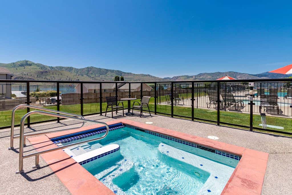 Lake Chelan Shores - Sunny by the Lake 18-4