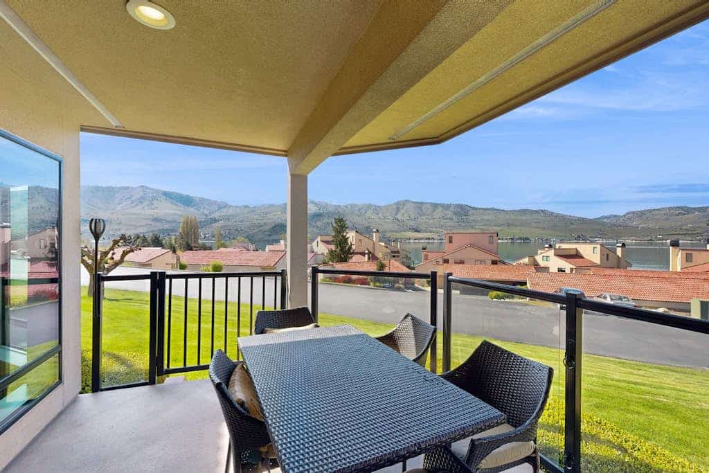 Lake-view condo with 6 pools, tennis, grill, hot tub, tennis, basketball, & gym