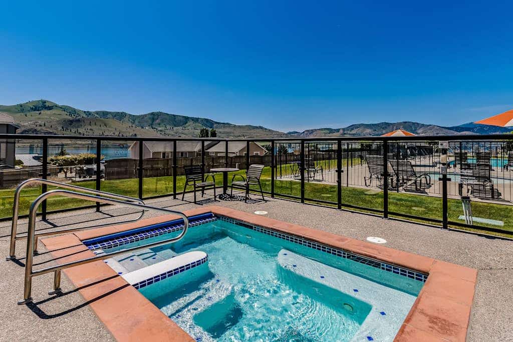 Lake-view condo with 6 pools, tennis, grill, hot tub, tennis, basketball, & gym