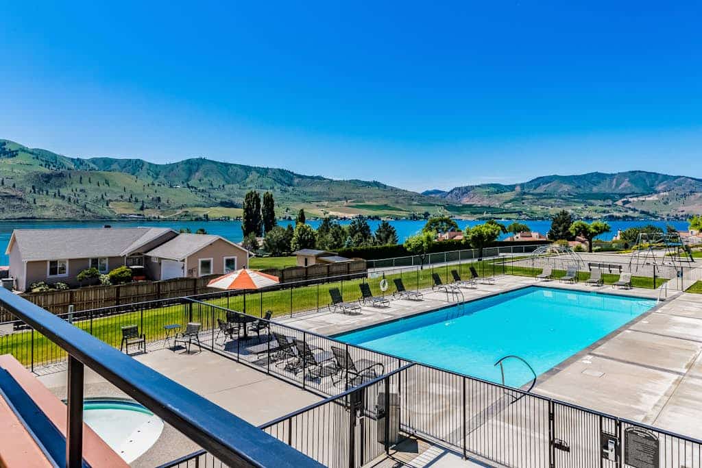 Lake-view condo with 6 pools, tennis, grill, hot tub, tennis, basketball, & gym