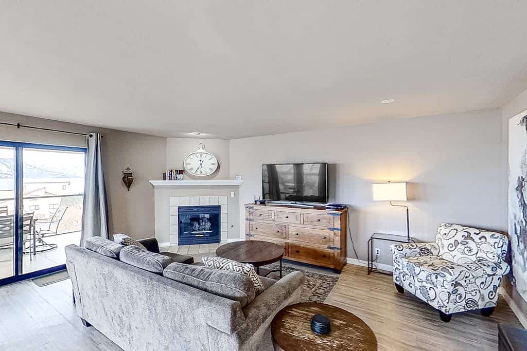 Exquisite lakefront condo with 5 pools, hot tub, tennis, fireplace & W/D