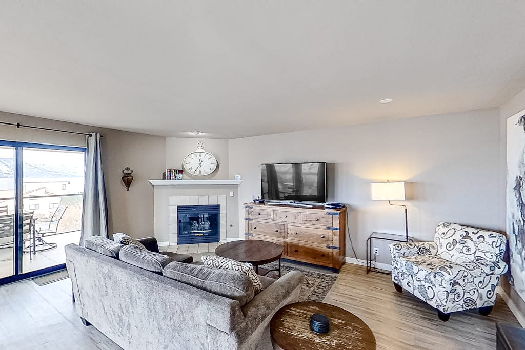 Lake Chelan Shores Sleek Stunner 19-4