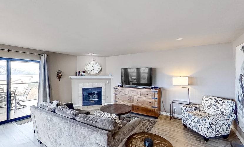 Exquisite lakefront condo with 5 pools, hot tub, tennis, fireplace & W/D