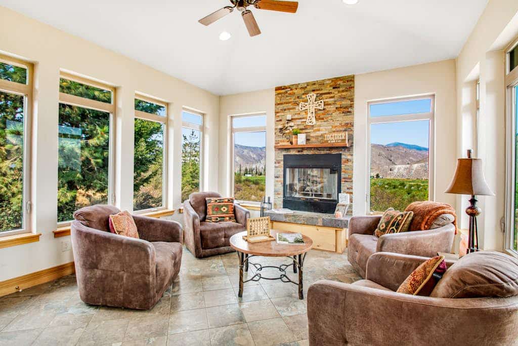 Stunning dog-friendly home with lovely patio/balcony & sunroom