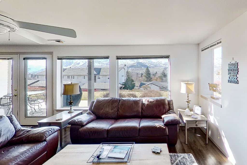 Perfect ground-floor condo near Lake Chelan with pool & hot tub