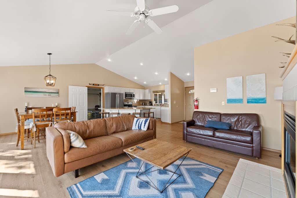 Lake-Chelan-view home with large deck, new hot tub, Ping-Pong & foosball table
