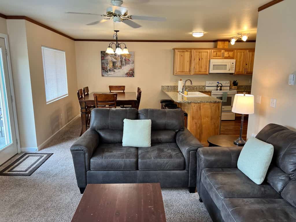 Dog-friendly, ground-floor condo w/ patio - close to town and hiking