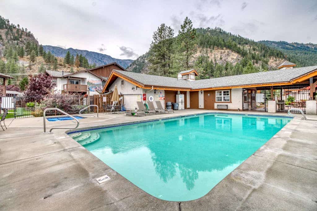 Family-friendly condo w/ patio, shared pools & hot tubs - walk downtown
