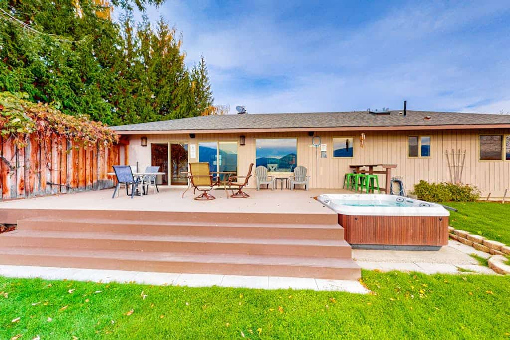 Peaceful home with private hot tub & lake views - great location near wineries
